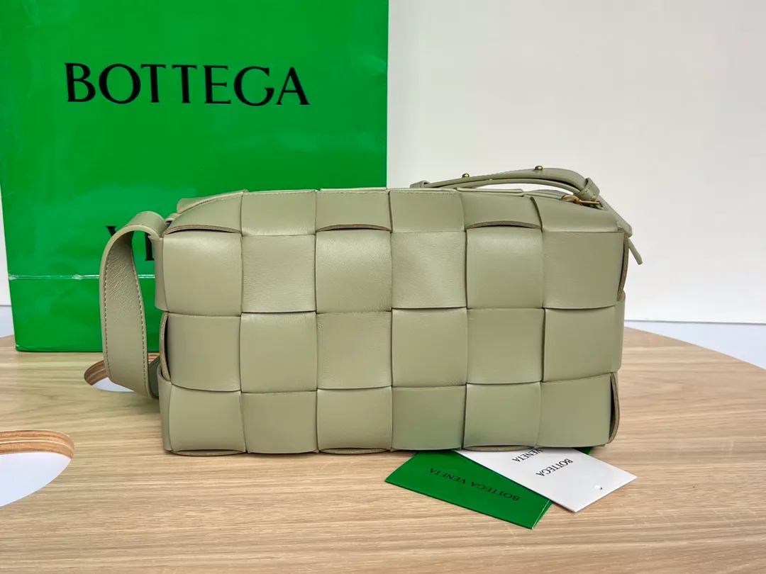 #B家 New model is coming! 709360 BRICK CASSETTE armpit bag, the traditional woven logo is instantly recognizable✅ Large grid weaving has always been fashionable, and the armpit bag is even more fashionable and foreign-style. Elegant big brick 🧱 Sheepskin material is light and comfortable, with a huge sense of capacity and space. Dark layer inside. Practical interior and fashionable appearance design. Durability and temperament coexist. Elegant big brick. Come and plant the same underarm bag from star Zhou Yutong! Dimensions: 28x14x10